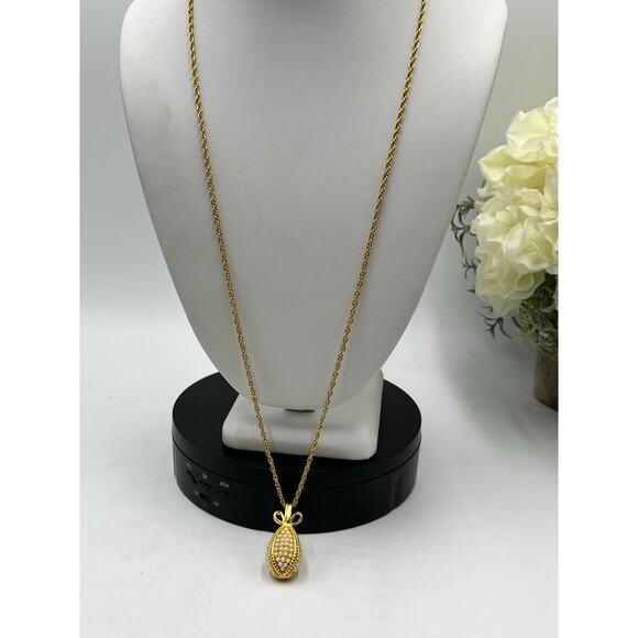 Joan Rivers Signed Vintage Egg
Goldtone & Faux pearls Pendant Long Necklace - Picture 3 of 9